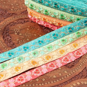 チロリアンテープ　メーター売 - 金糸が美しい　更紗模様のゴータ刺繍  〔幅:約2.5cm〕 −三葉