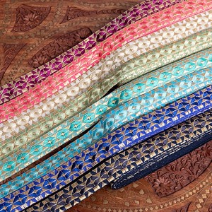 チロリアンテープ　メーター売 - 金糸が美しい　更紗模様のゴータ刺繍  〔幅:約3cm〕 ひし形