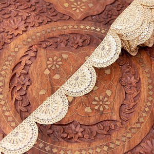 チロリアンテープ　メーター売 - 金糸が美しい　更紗模様のゴータ刺繍〔幅:約3cm〕 - 舞扇