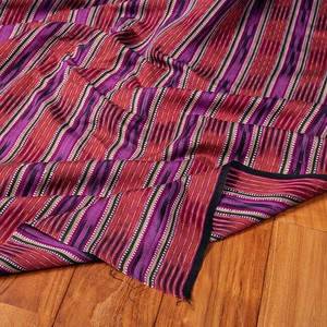 〔1m切り売り〕インドの伝統絣織り布　イカット織り生地　〔約106cm〕 - 紫
