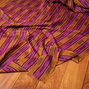 〔1m切り売り〕インドの伝統絣織り布　イカット織り生地　〔約106cm〕 - 紫×黄土色