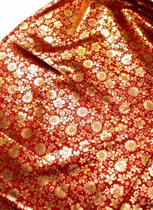 〔1m切り売り〕インドの伝統柄ゴールドプリント光沢布〔幅約107cm〕
