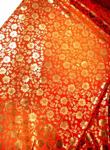 〔1m切り売り〕インドの伝統柄ゴールドプリント光沢布〔幅約100cm〕