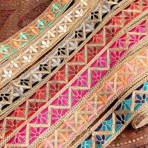 チロリアンテープ　メーター売 - 金糸が美しい　更紗模様のゴータ刺繍  〔幅:約4cm〕 - みつ葉
