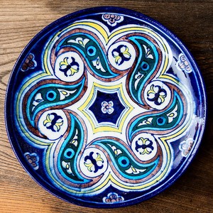 〔大皿 直径：25.5cm〕ブルーポッタリー ジャイプール陶器の円形飾り皿 螺旋