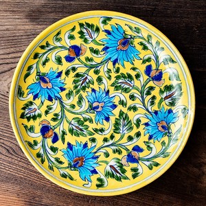 〔大皿 直径：25.5cm〕ブルーポッタリー ジャイプール陶器の円形飾り皿 黄唐草