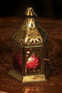 モロッコスタイルの透かし彫りLEDキャンドルランタン〔ロウソク風LEDキャンドル付き〕 - 〔レッド〕約15.5