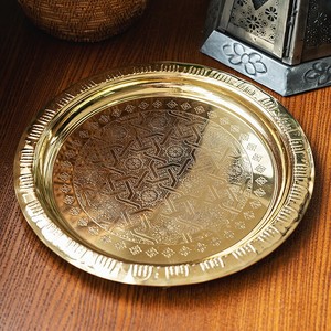 イスラム伝統のアラベスク模様が美しい　金色のブラス製ラウンドトレイ〔約25cm〕お盆　トレー