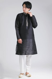 比翼仕立ての光沢ブラック クルタ・パジャマ上下セット　インドの男性民族衣装