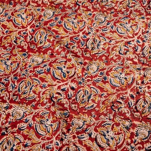〔1m切り売り〕伝統息づく南インドから　昔ながらの木版染め更紗模様布〔約106cm〕 - レッド