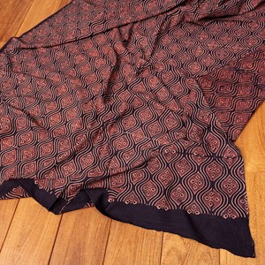 〔1m切り売り〕アジュラックプール村からやってきた　昔ながらの木版染め伝統模様布〔約114cm〕 - ブラック
