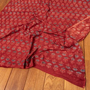 〔1m切り売り〕アジュラックプール村からやってきた　昔ながらの木版染め更紗模様布〔約111cm〕 - レッド系