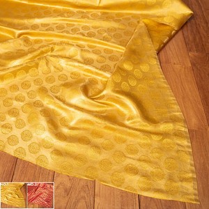 〔1m切り売り〕〔各色あり〕インドの伝統模様布　光沢感のあるブロケード生地に　美しい金糸の紋織〔幅約11