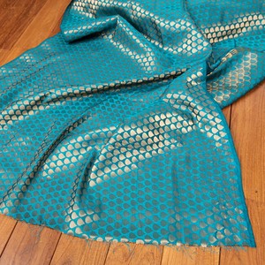 〔1m切り売り〕インドの伝統模様布　光沢感のあるブロケード生地に　美しい金糸の紋織　雨模様〔幅約109cm