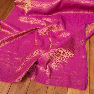 〔1m切り売り〕インドの伝統模様布　光沢感のあるブロケード生地に　美しい金糸の紋織　更紗〔幅約111cm〕