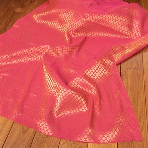 〔1m切り売り〕インドの伝統模様布　光沢感のあるブロケード生地に　美しい金糸の紋織〔幅約110cm〕