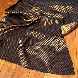 〔1m切り売り〕インドの伝統模様布　光沢感のあるブロケード生地に　美しい金糸の紋織　小花柄〔幅約109cm