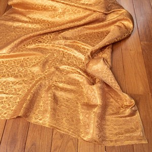 〔1m切り売り〕インドの伝統模様布　光沢感のあるブロケード生地に　美しい金糸の紋織　更紗〔幅約117cm〕