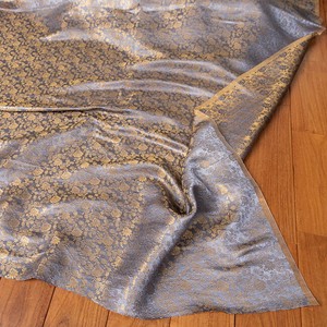 〔1m切り売り〕インドの伝統模様布　光沢感のあるブロケード生地に　美しい金糸の紋織　更紗〔幅約117cm〕