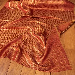 〔1m切り売り〕インドの伝統模様布　光沢感のあるブロケード生地に　美しい金糸の紋織　更紗〔幅約113cm〕