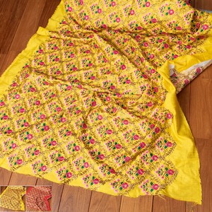 〔各色あり〕〔1m切り売り〕インドのかわいい刺繍生地　華やか　かわいい布〔約109cm〕