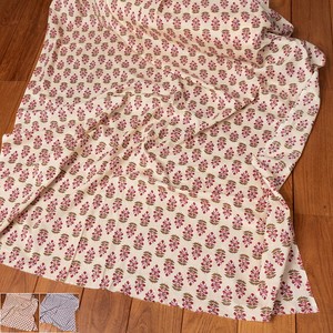〔各色あり〕〔1m切り売り〕伝統息づく南インドから　昔ながらの更紗模様布〔約107cm〕