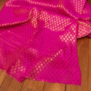 〔1m切り売り〕インドの伝統模様布　光沢感のあるブロケード生地　金糸〔約109cm〕ピンク系
