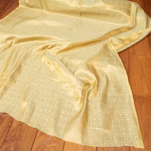 〔1m切り売り〕インドの伝統模様布　光沢感のあるブロケード生地　金糸〔約111cm〕薄黄緑系