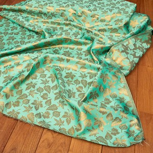 〔1m切り売り〕インドの伝統模様布　光沢感のあるブロケード生地　金糸〔約125cm〕グリーン系