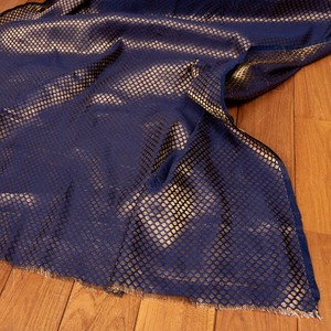 〔1m切り売り〕インドの伝統模様布　光沢感のあるブロケード生地　金糸〔約110cm〕ネイビー系