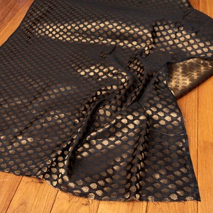 〔1m切り売り〕インドの伝統模様布　光沢感のあるブロケード生地　金糸〔約111cm〕ブラック系