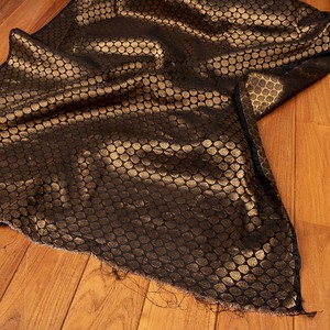 〔1m切り売り〕インドの伝統模様布　光沢感のあるブロケード生地　金糸〔約107cm〕ブラック系
