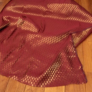 〔1m切り売り〕インドの伝統模様布　光沢感のあるブロケード生地　金糸〔約108cm〕ワイン系