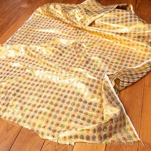 〔1m切り売り〕インドの伝統模様布　光沢感のあるブロケード生地　金糸〔約93cm〕ゴールド系