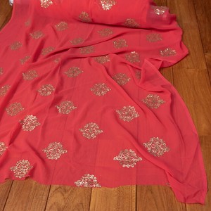 〔1m切り売り〕インドのスパンコール刺繍付き　シフォン生地布〔約107cm〕ピンク系