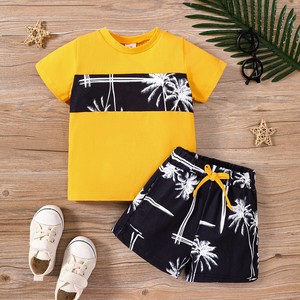 ココナッツツリープリント黄色のクルーネック半袖Tシャツ+プリントブラックショートパンツ  キッズ　子供服