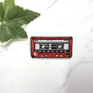 ブローチ　刺繍　アート　デザイン　カセットテープ　レッド