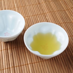 桜の浮き出る煎茶碗　美濃焼（日本製）