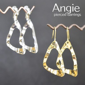 【Angie】 カービングトライアングル 真鍮メッキコーティング ピアス／イヤリング 2色4タイプ。