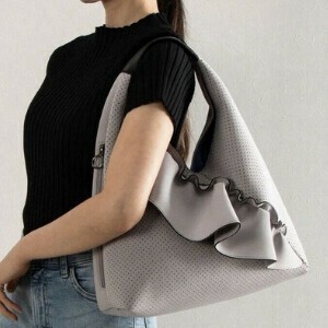 ☆大人気商品♪　再入荷しました♪　柔らか素材ネオプレンパンチングフリル1本手トート