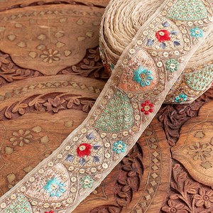 チロリアンテープ　メーター売 - 金糸が美しい　　更紗模様のゴーダ刺繍〔幅:約5.3cm〕 - マカロンカラーな