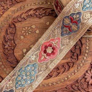 チロリアンテープ　メーター売 - 金糸が美しい　　更紗模様のゴーダ刺繍〔幅:約5.7cm〕 - 宮殿のお庭