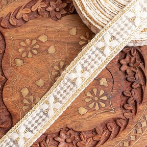 チロリアンテープ　メーター売 - 柔らかなコットンに金糸が美しい　　スパンコールとゴーダ刺繍〔幅:約2.5c