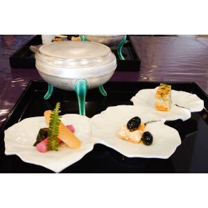 【有田焼】ツワ型つなぎ皿 白磁プラチナ 日本製 和食器 割烹 盛皿
