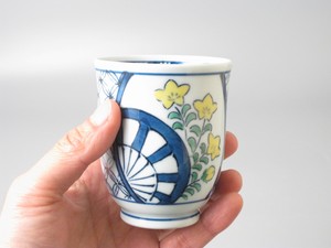 【有田焼】錦祥瑞小花反コップ（大） 日本製 和食器 湯吞 手描き
