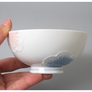 【有田焼】白磁一珍二色花飯碗（大） 日本製 和食器 ご飯茶碗 茶付 手描き