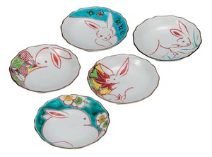 日本の伝統工芸品【九谷焼】 4.2号皿揃 花うさぎ   (K9-98) (K8-71)