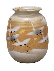 日本の伝統工芸品【九谷焼】 7.5号花瓶 金箔群鶴  山田登陽志 (K9-1368) (K8-1268)