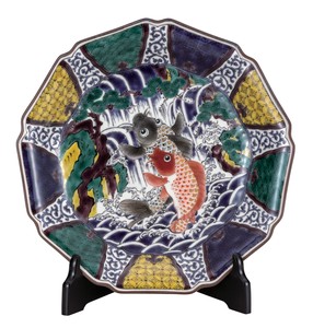 日本の伝統工芸品【九谷焼】 K8-1336 10号飾皿 鯉の滝登り 皿立付 銀泉窯