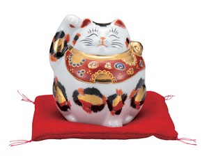 日本の伝統工芸品【九谷焼】 K8-1468 4号招き猫 金三毛 布団付